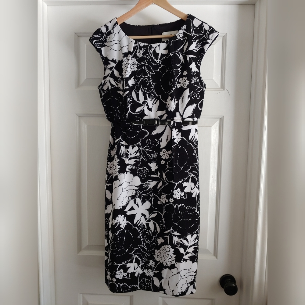 Knit floral sheath dress w/ belt loops, faux black patent detached belt Size 6